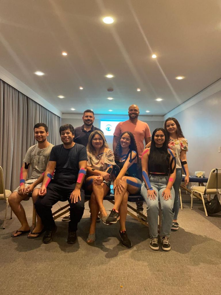 Turma com aplicação de taping