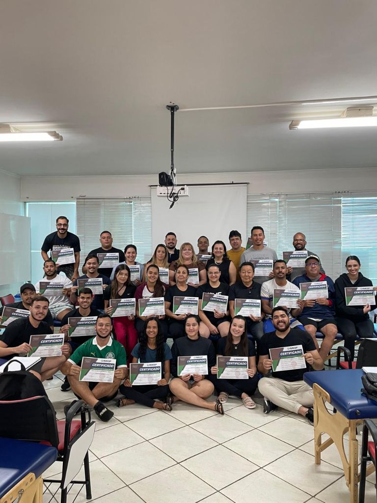 Grande turma com certificados