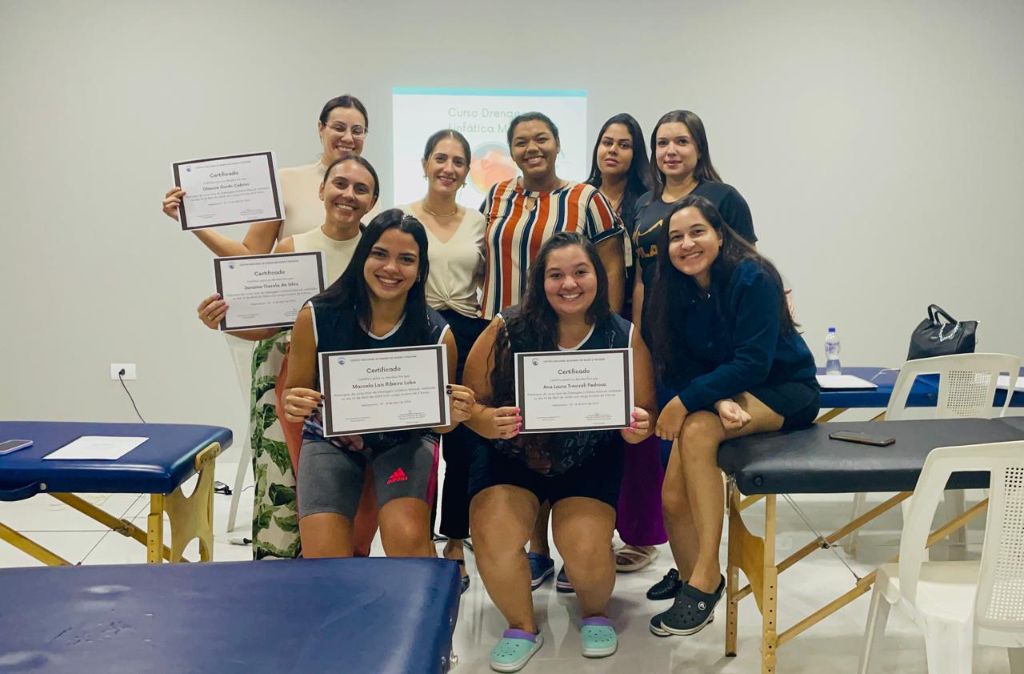 Turma de alunas com certificados